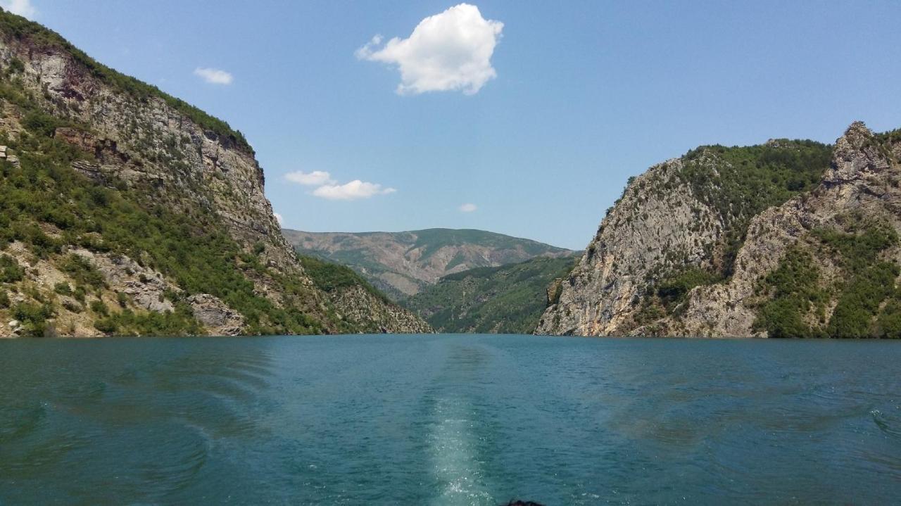 Rozafa Ferry & Accommodation Koman Екстер'єр фото